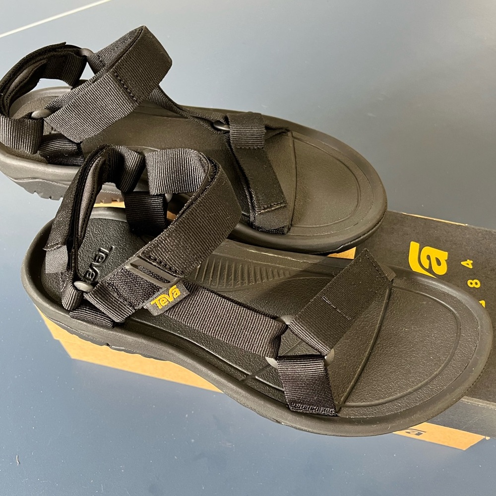 New men’s Teva Hurricane sandal size 10